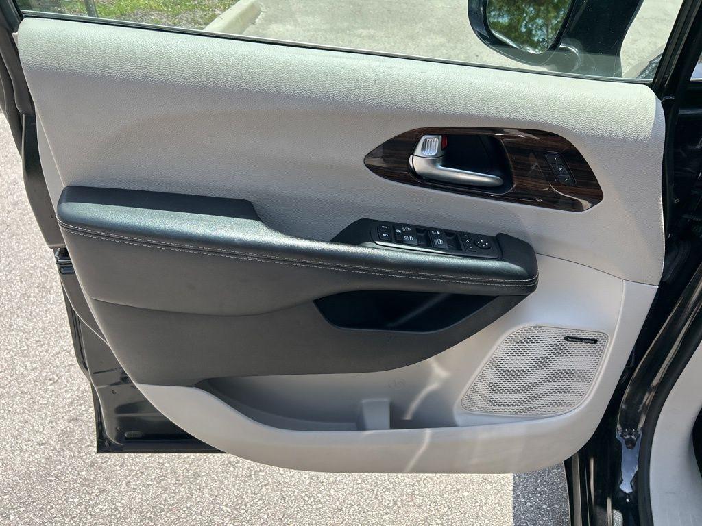 used 2022 Chrysler Pacifica car, priced at $23,304