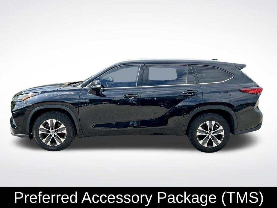 used 2022 Toyota Highlander car, priced at $29,028