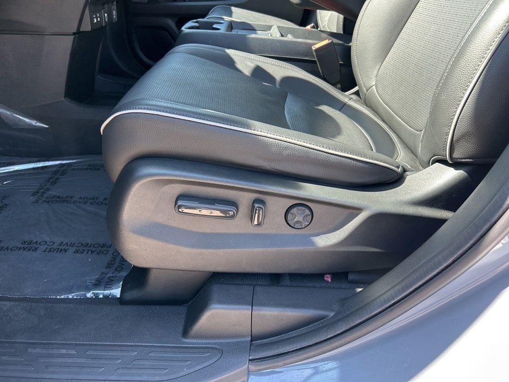 used 2025 Honda Odyssey car, priced at $45,497