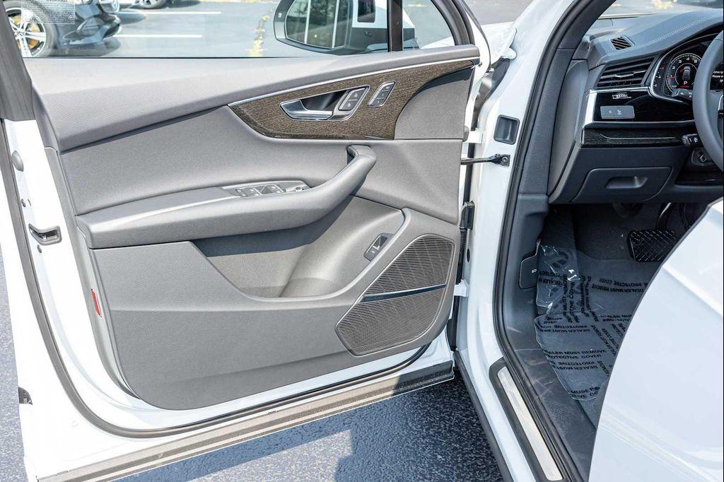 new 2025 Audi Q7 car, priced at $61,025