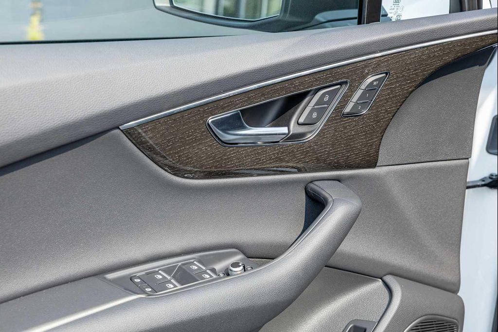 new 2025 Audi Q7 car, priced at $61,025