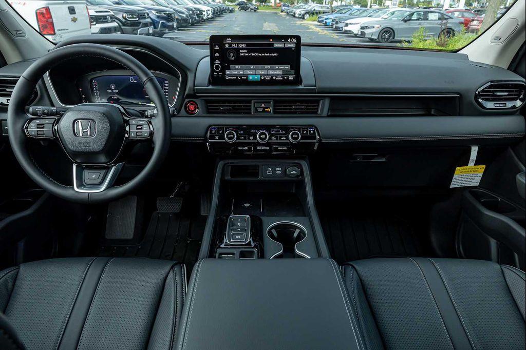 new 2025 Honda Pilot car, priced at $52,985