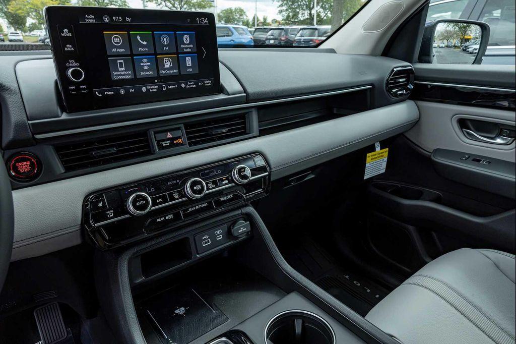 new 2025 Honda Pilot car, priced at $45,050
