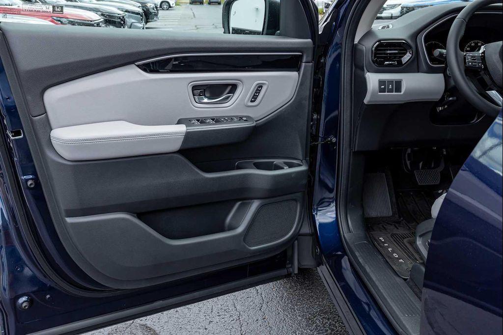 new 2025 Honda Pilot car, priced at $45,050