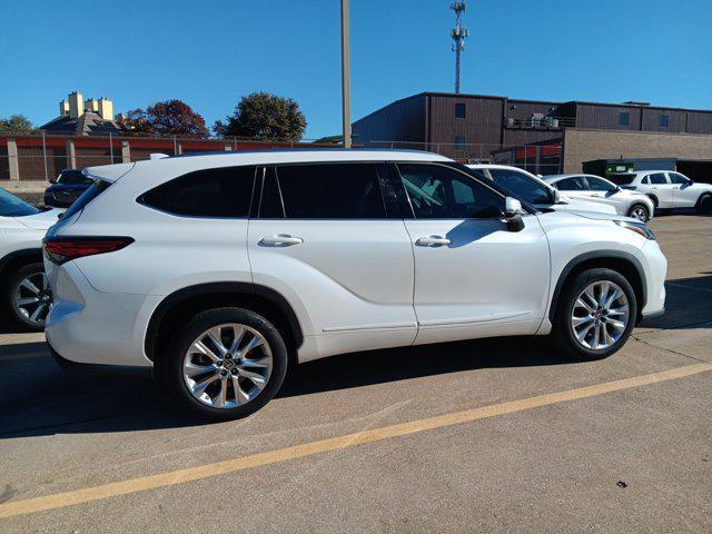 used 2022 Toyota Highlander car, priced at $36,999