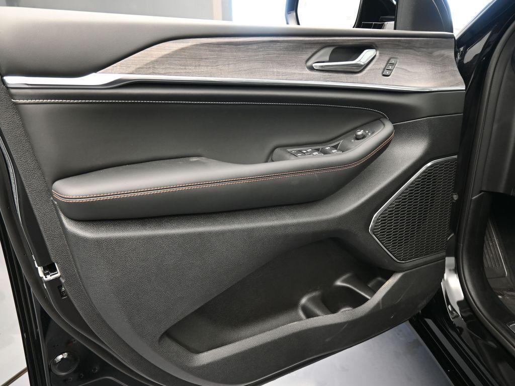 new 2025 Jeep Grand Cherokee car, priced at $54,829