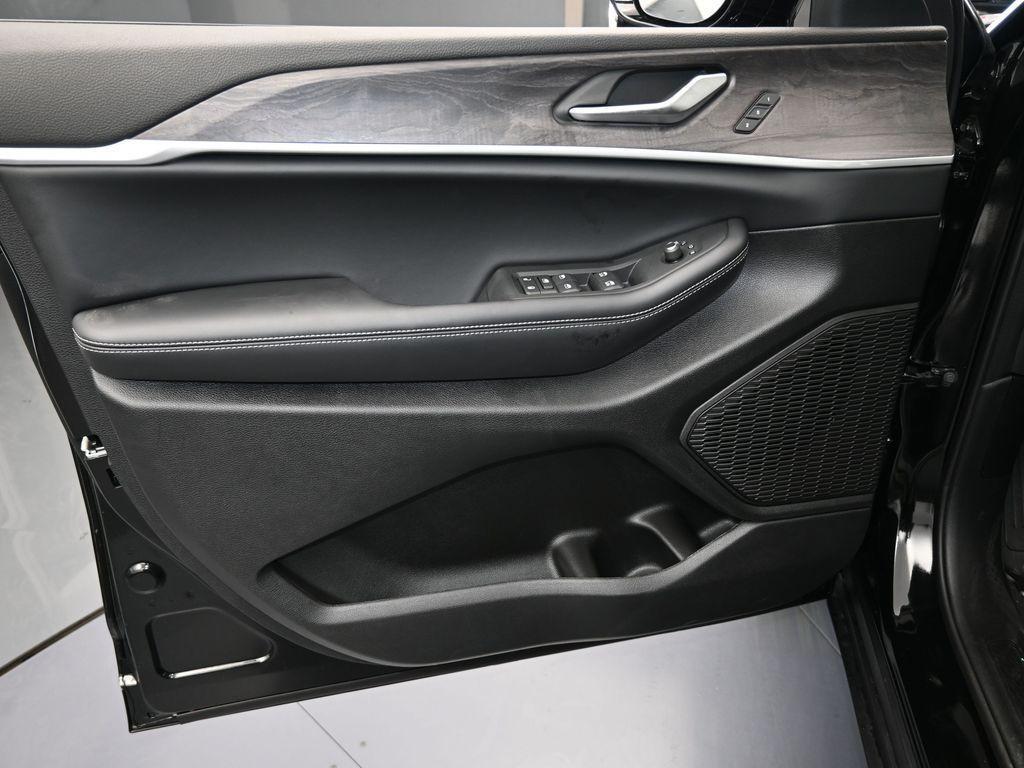 new 2025 Jeep Grand Cherokee L car