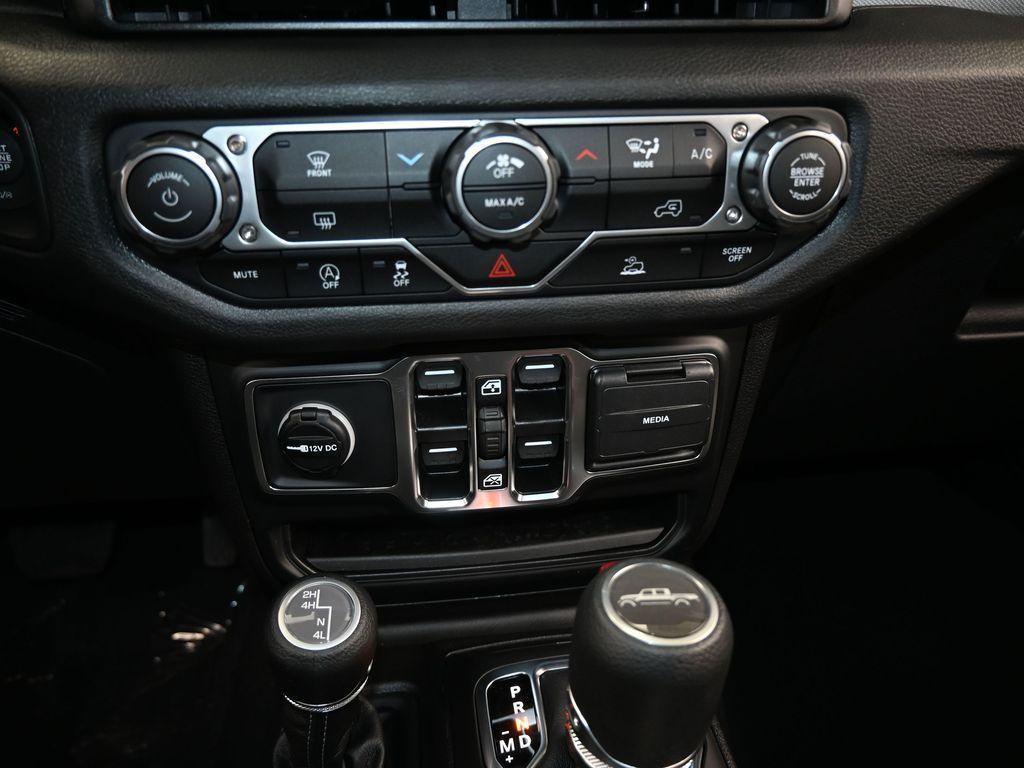 new 2025 Jeep Gladiator car