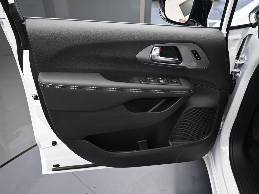 new 2025 Chrysler Pacifica car