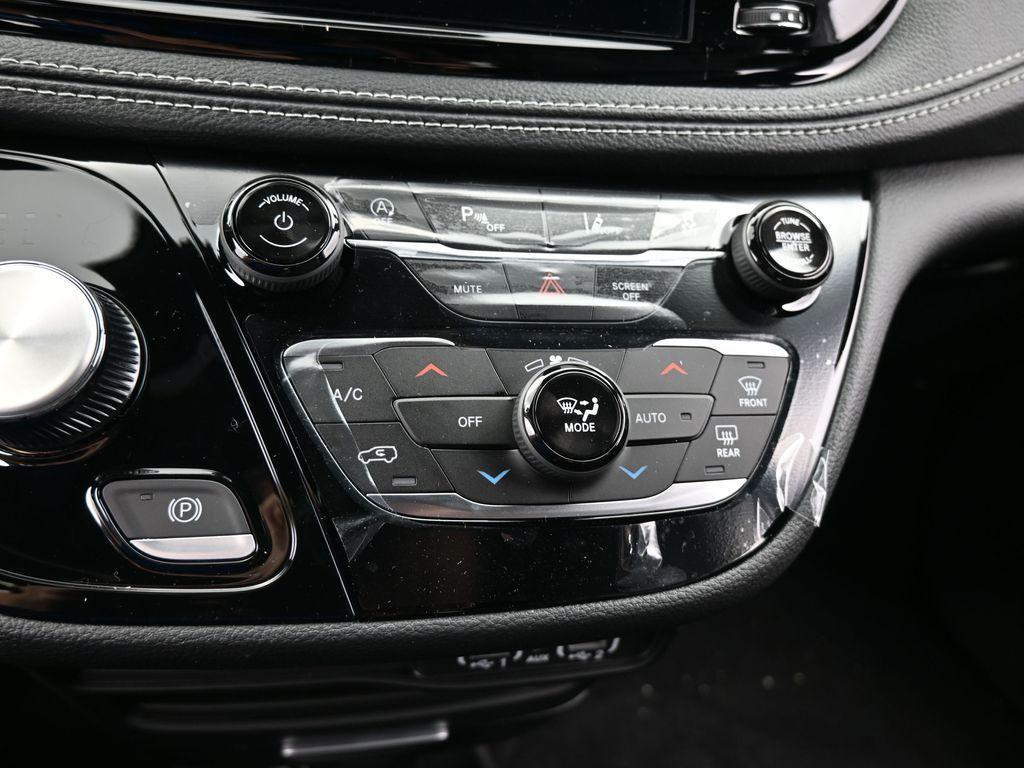 new 2025 Chrysler Pacifica car