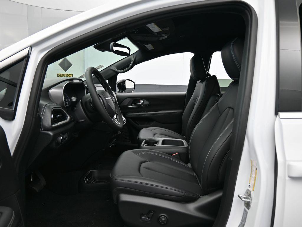 new 2025 Chrysler Pacifica car