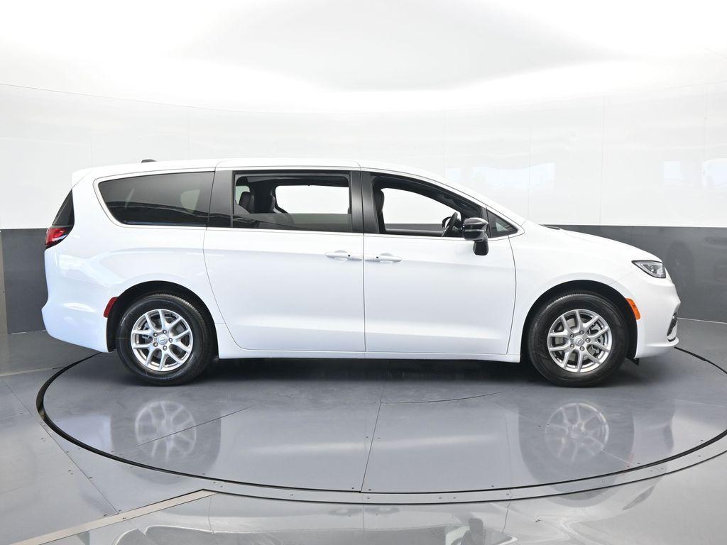 new 2025 Chrysler Pacifica car