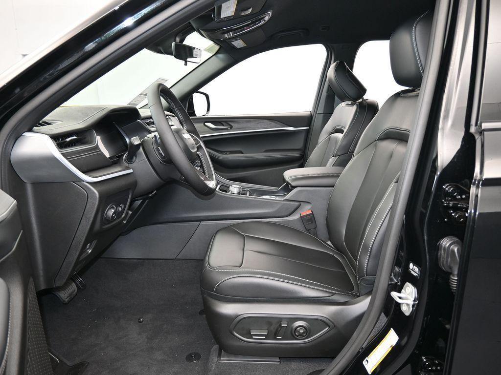 new 2025 Jeep Grand Cherokee car