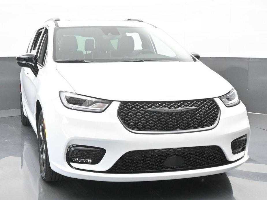 new 2025 Chrysler Pacifica Hybrid car, priced at $49,780