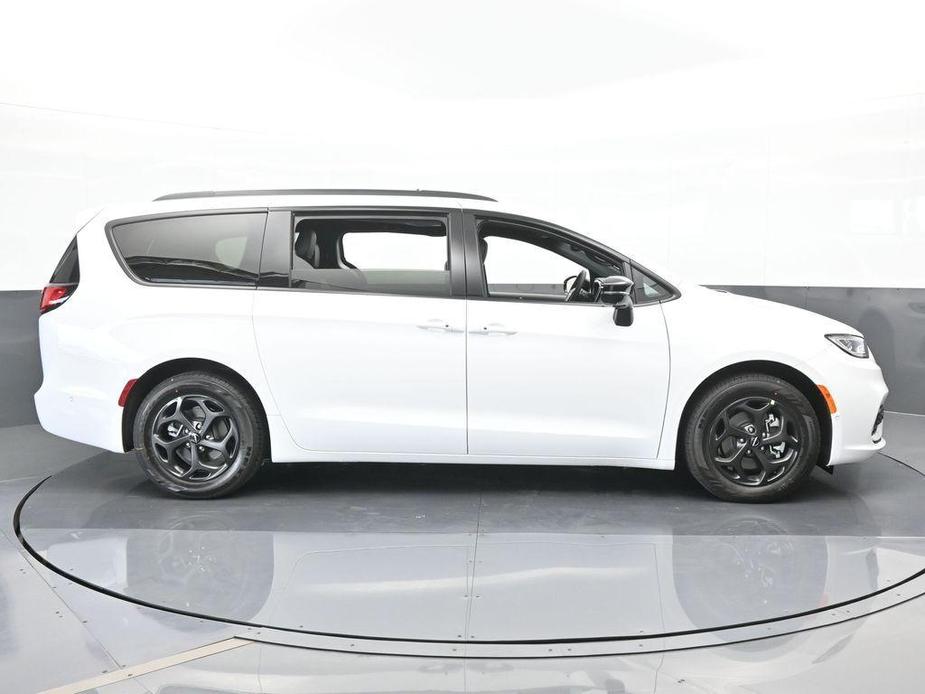 new 2025 Chrysler Pacifica Hybrid car, priced at $49,780