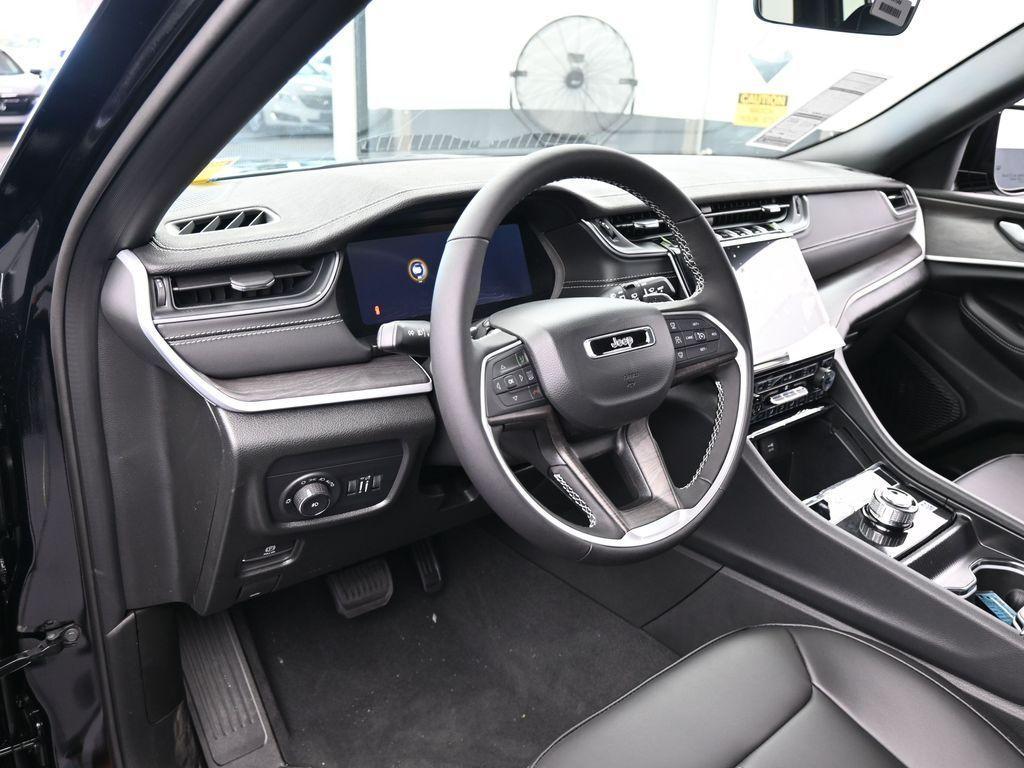 new 2025 Jeep Grand Cherokee car