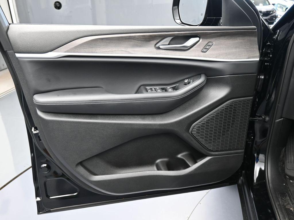 new 2025 Jeep Grand Cherokee car