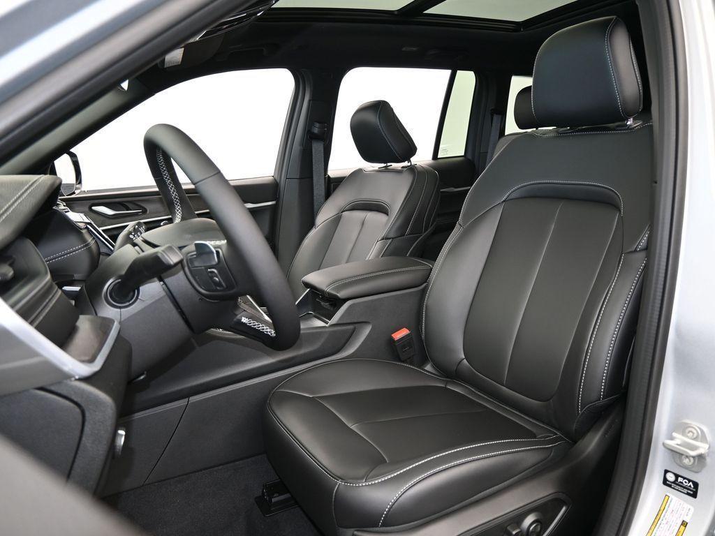 new 2025 Jeep Grand Cherokee car