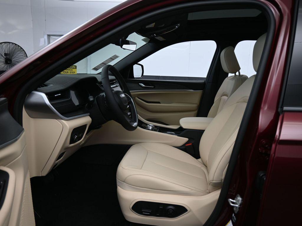 new 2025 Jeep Grand Cherokee L car