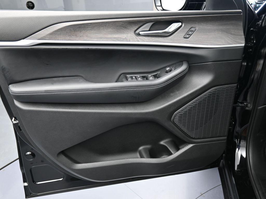 new 2025 Jeep Grand Cherokee L car