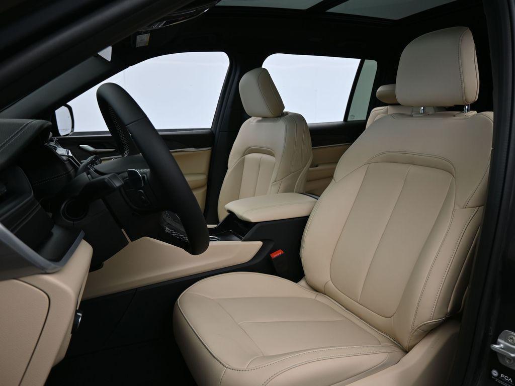 new 2025 Jeep Grand Cherokee L car