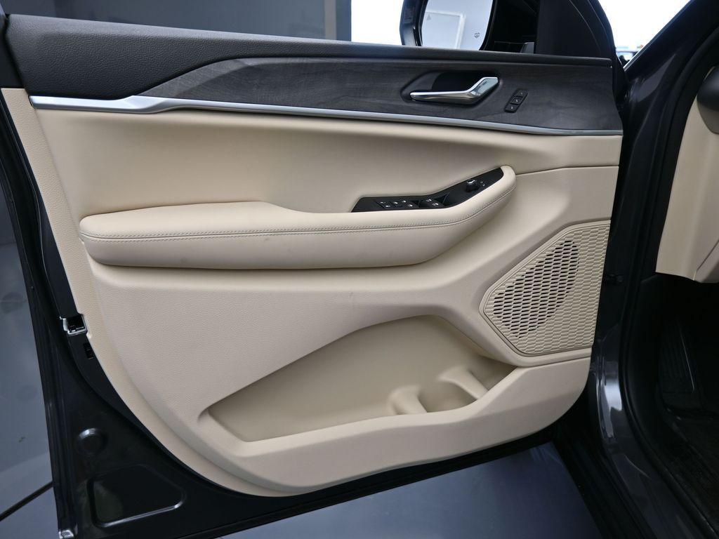 new 2025 Jeep Grand Cherokee L car