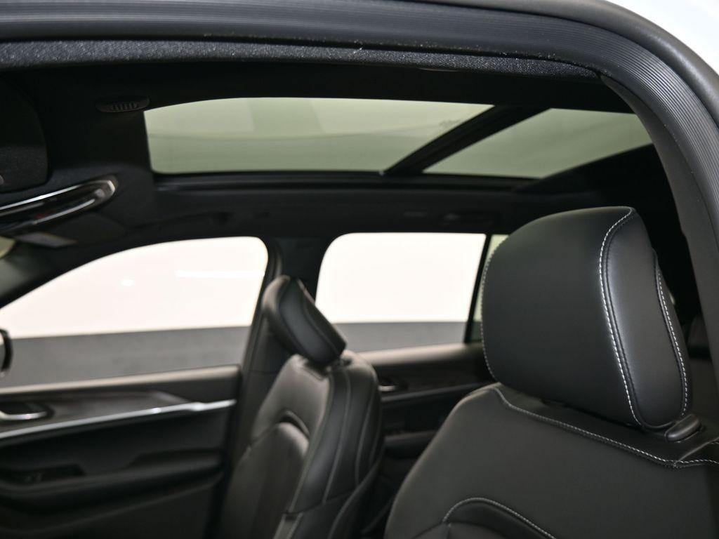 new 2025 Jeep Grand Cherokee car