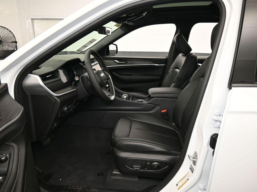 new 2025 Jeep Grand Cherokee car