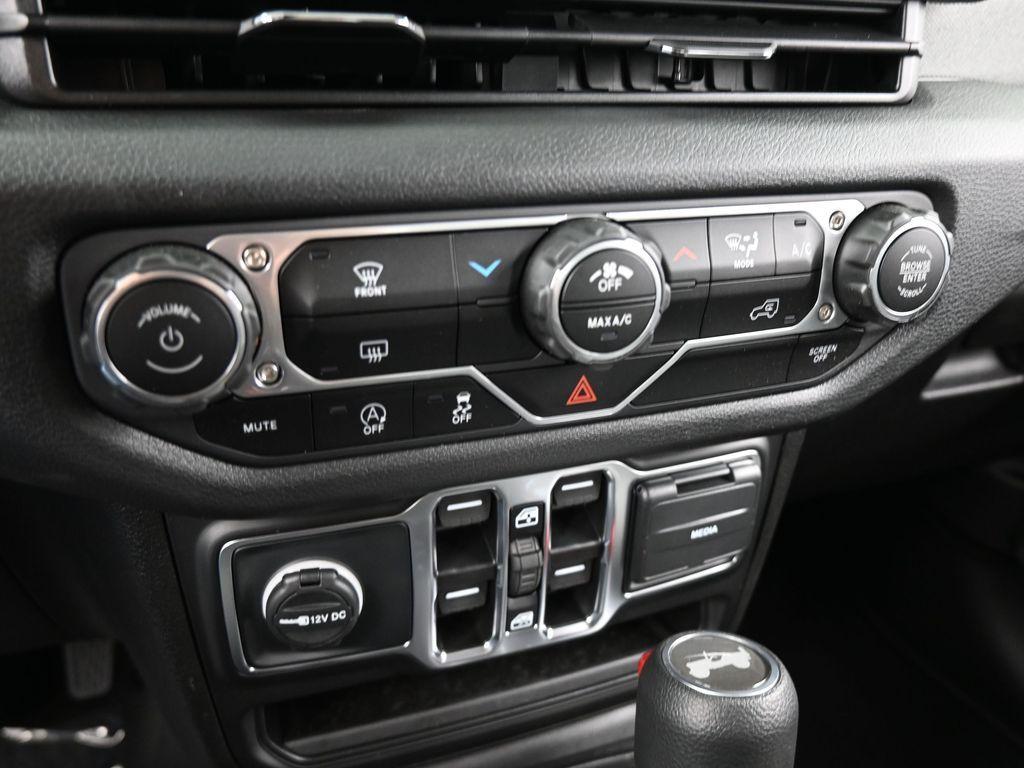 new 2025 Jeep Wrangler car, priced at $42,925