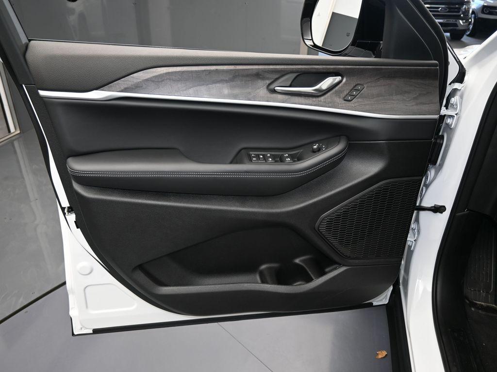 new 2025 Jeep Grand Cherokee car