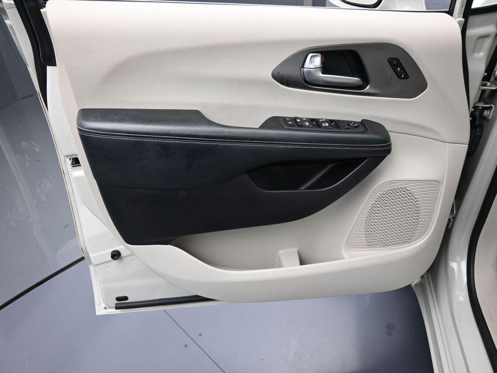 used 2021 Chrysler Pacifica car, priced at $19,995