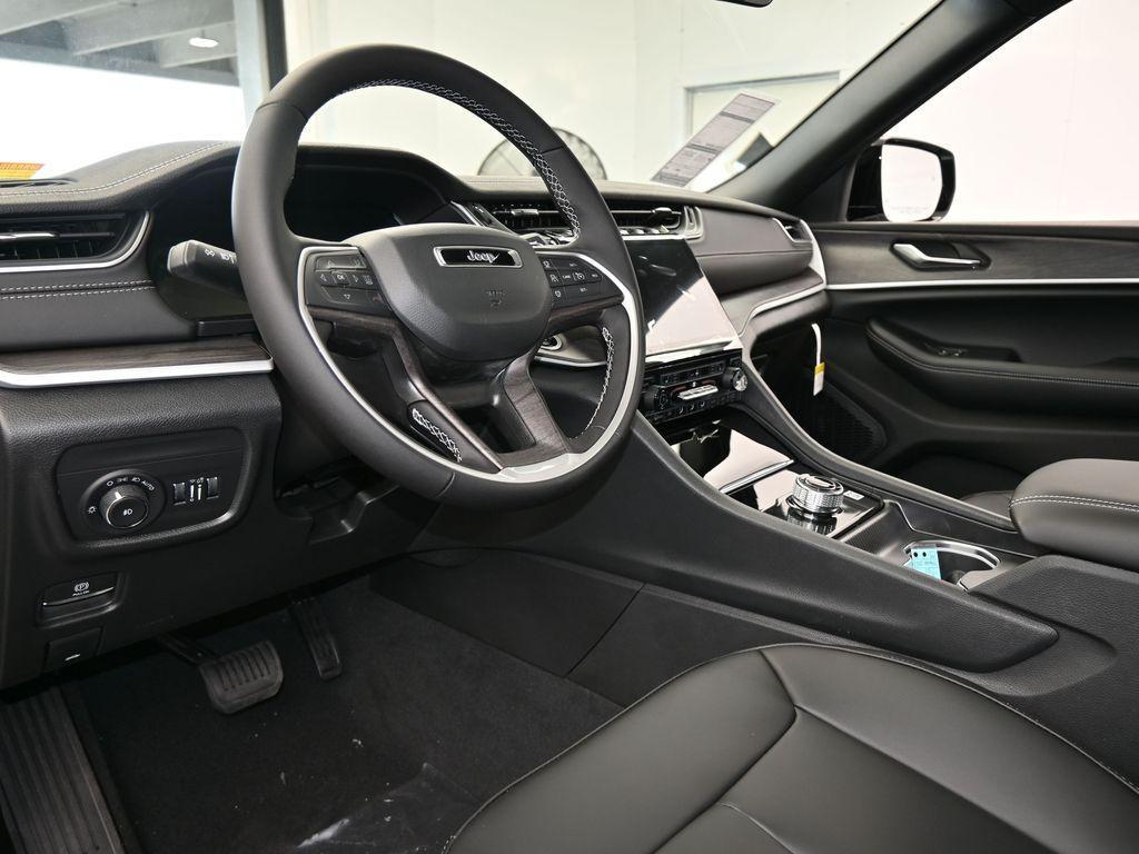 new 2025 Jeep Grand Cherokee L car