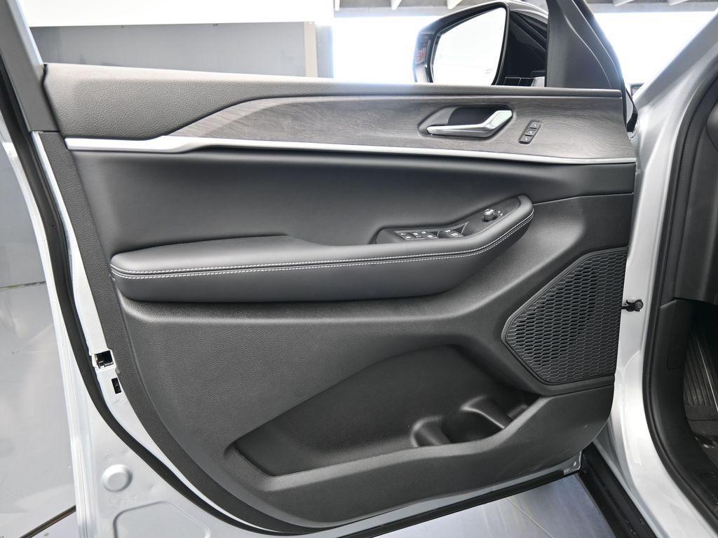 new 2025 Jeep Grand Cherokee L car