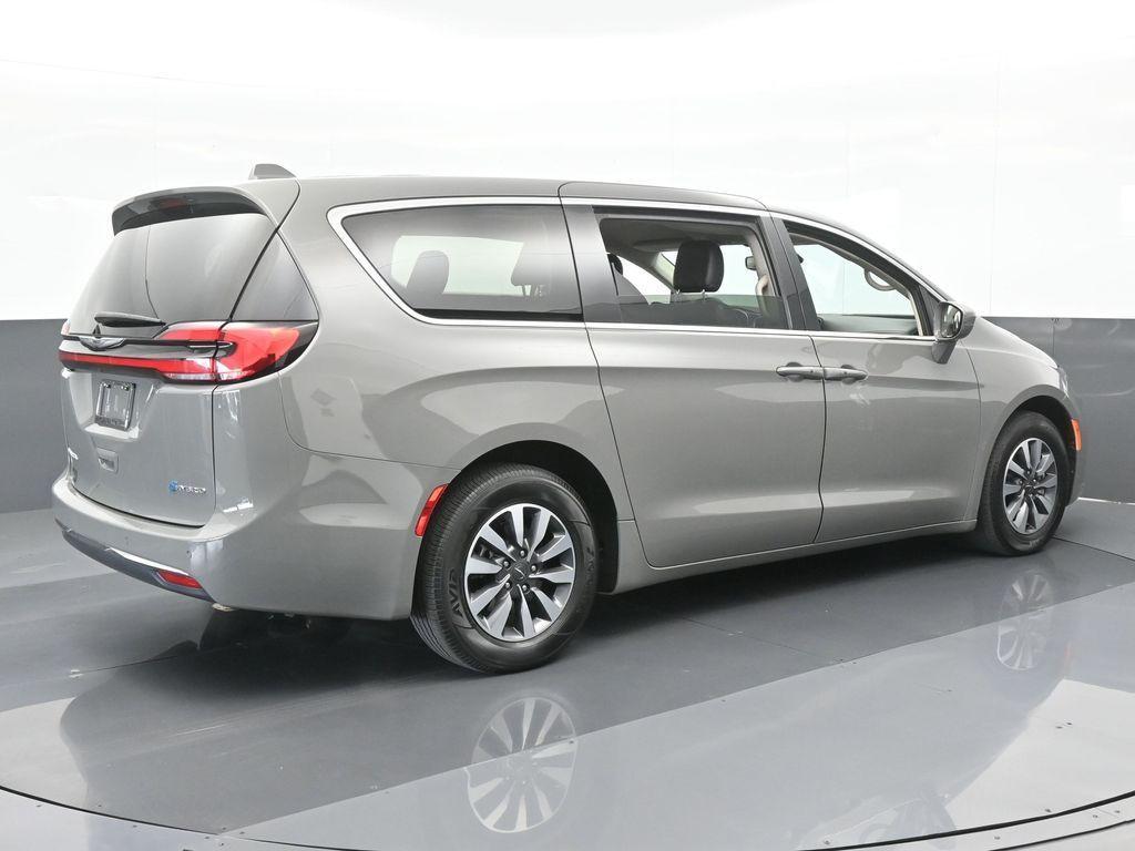 used 2022 Chrysler Pacifica Hybrid car, priced at $24,996