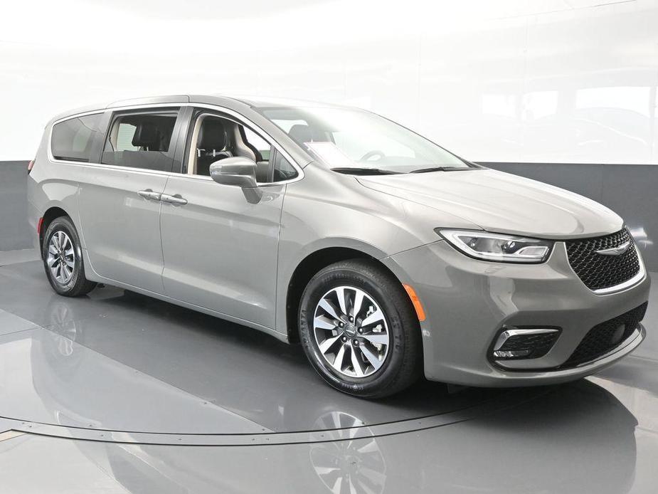 used 2022 Chrysler Pacifica Hybrid car, priced at $24,996