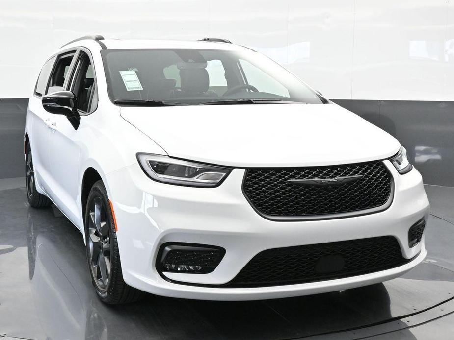 new 2024 Chrysler Pacifica car, priced at $42,350