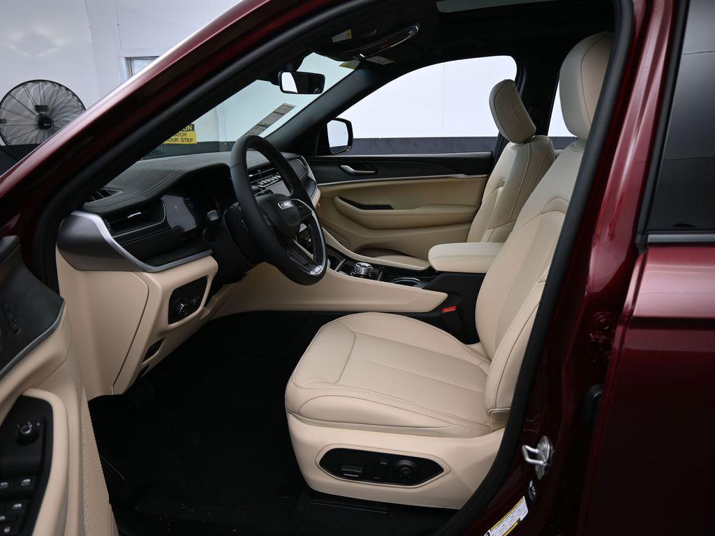 new 2025 Jeep Grand Cherokee car