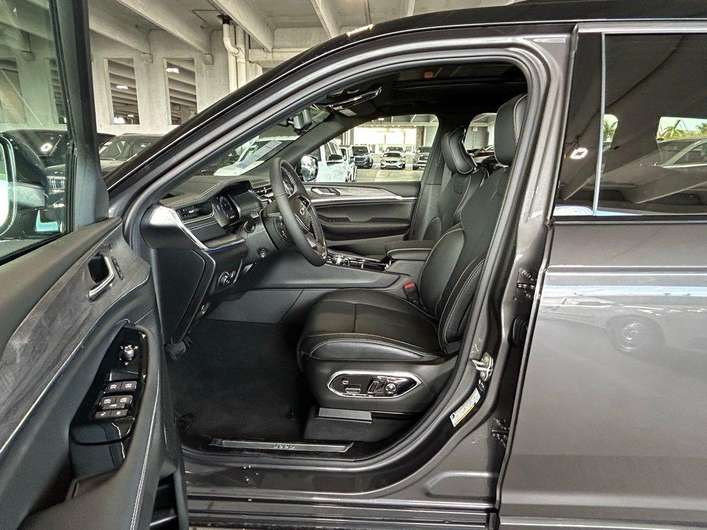 new 2024 Jeep Grand Cherokee L car, priced at $70,577