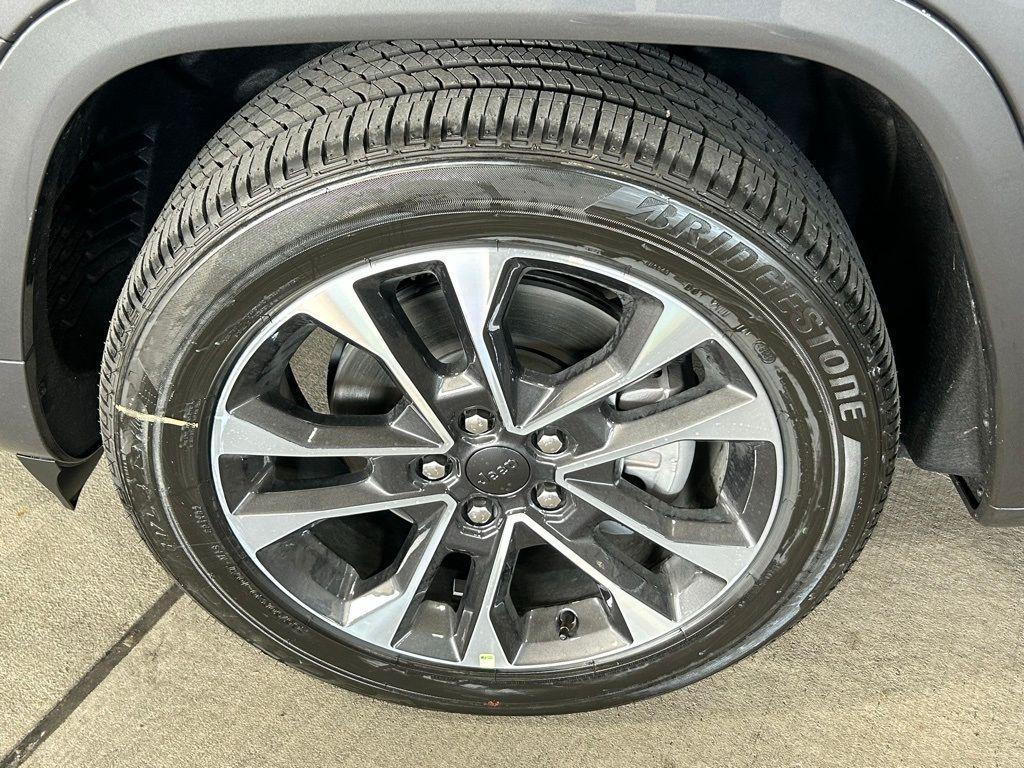 new 2024 Jeep Grand Cherokee L car, priced at $70,577
