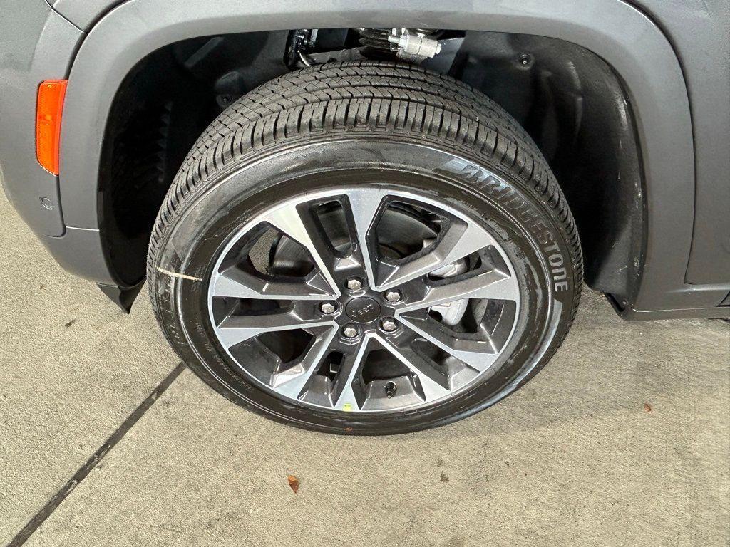 new 2024 Jeep Grand Cherokee L car, priced at $70,577