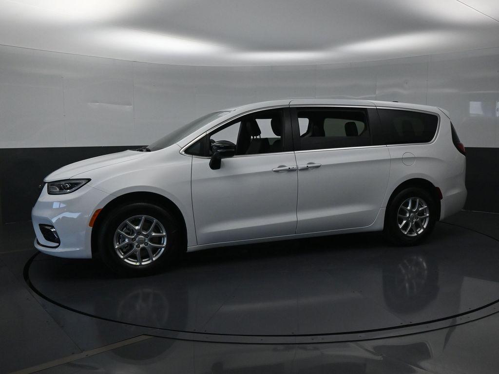new 2025 Chrysler Pacifica car