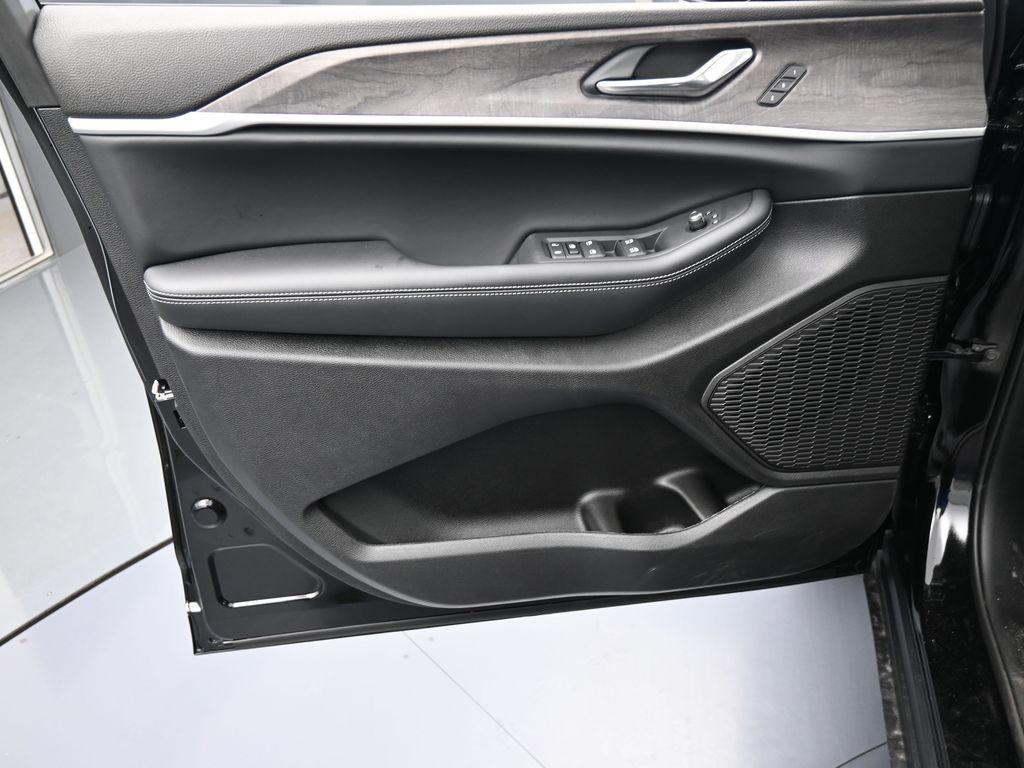 new 2025 Jeep Grand Cherokee L car