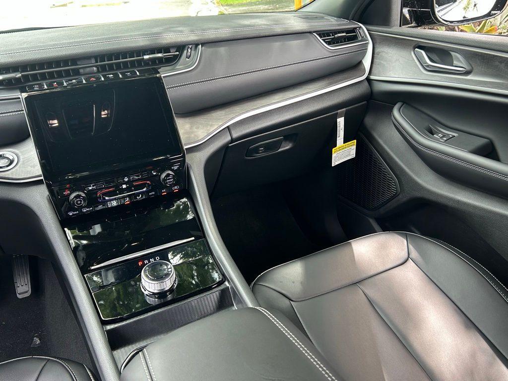 new 2025 Jeep Grand Cherokee L car