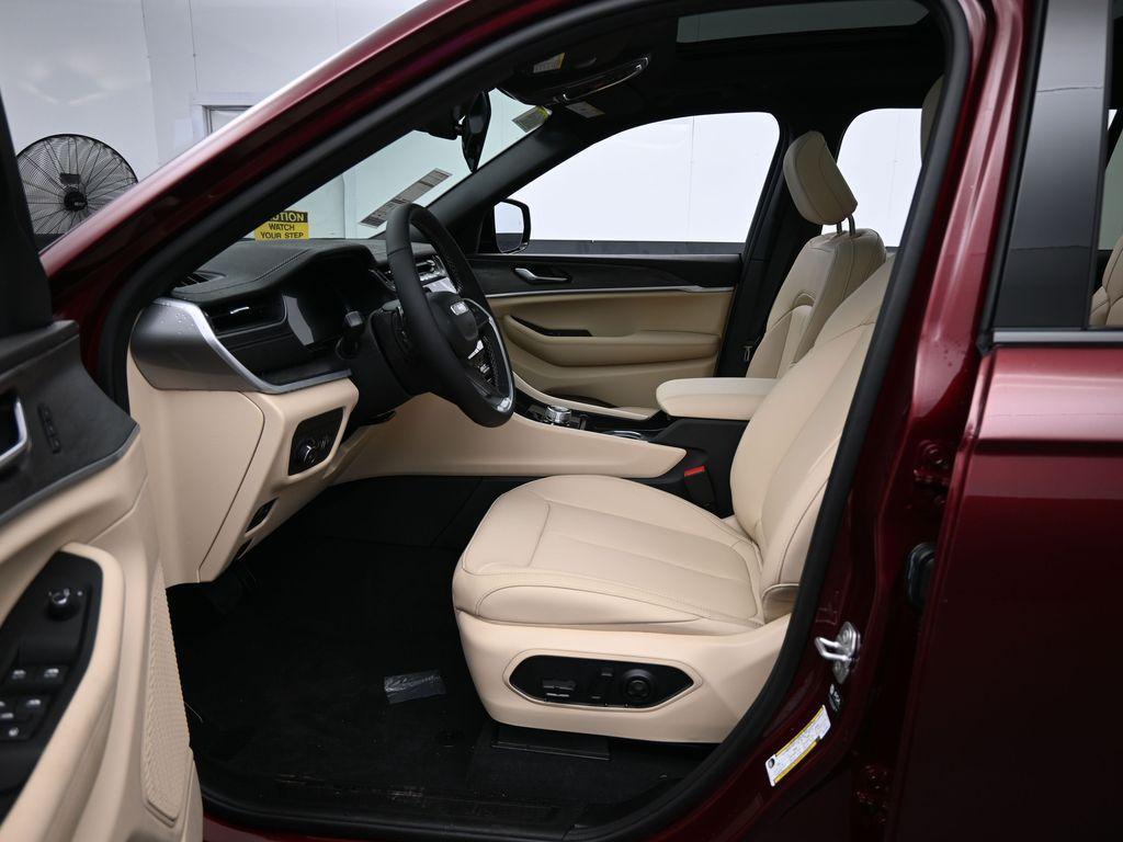 new 2025 Jeep Grand Cherokee L car