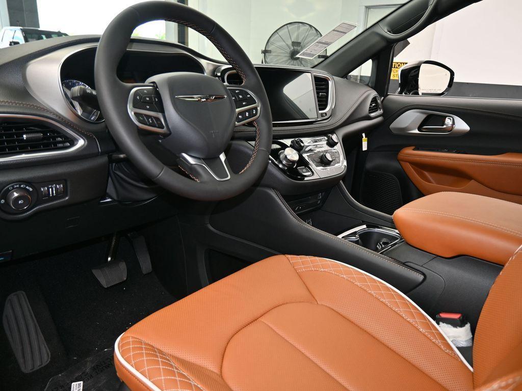 new 2025 Chrysler Pacifica car