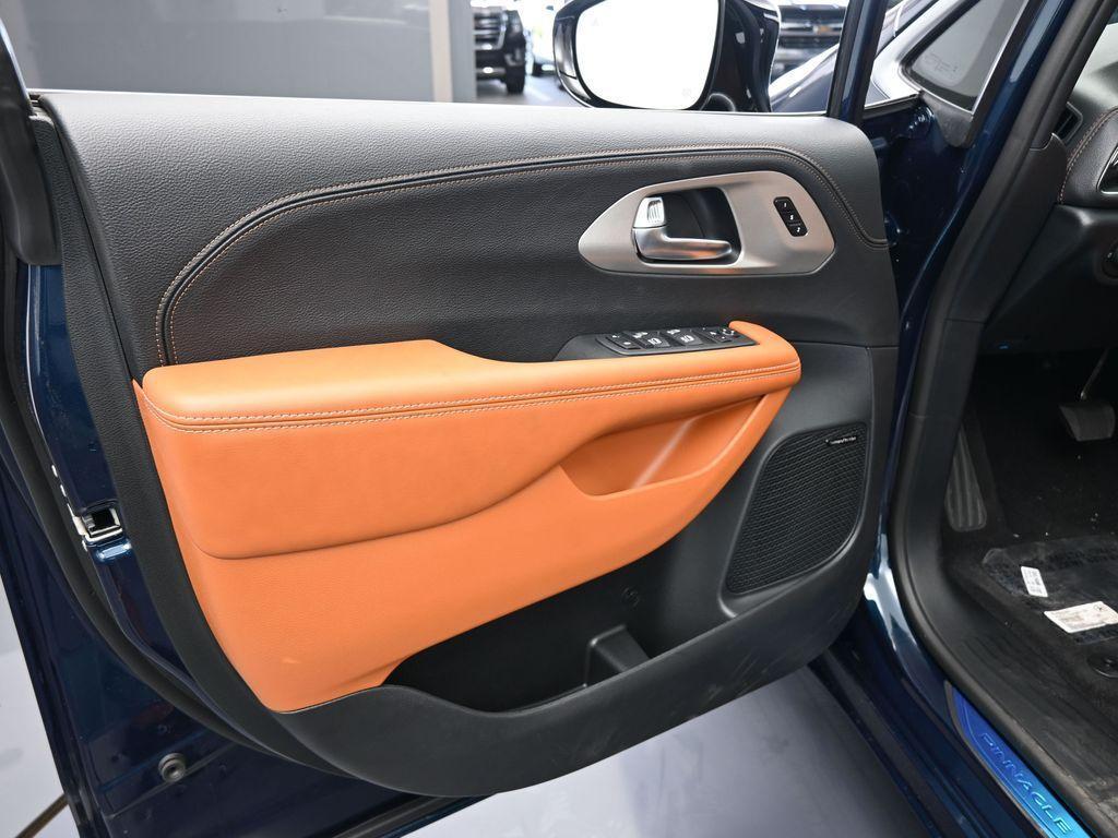 new 2025 Chrysler Pacifica car