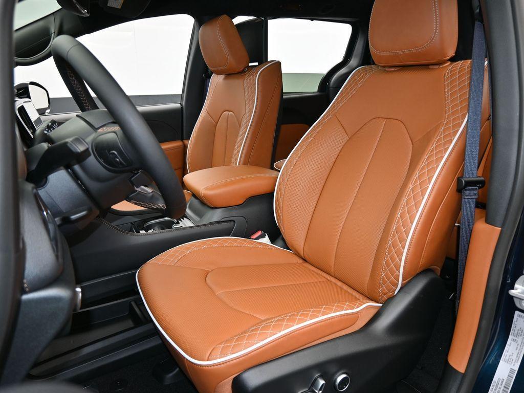 new 2025 Chrysler Pacifica car