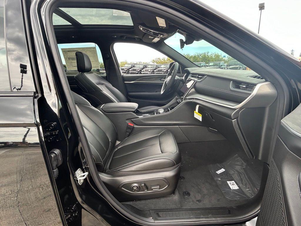 new 2025 Jeep Grand Cherokee car