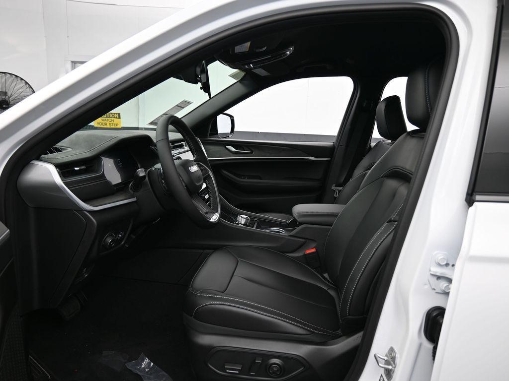 new 2025 Jeep Grand Cherokee L car