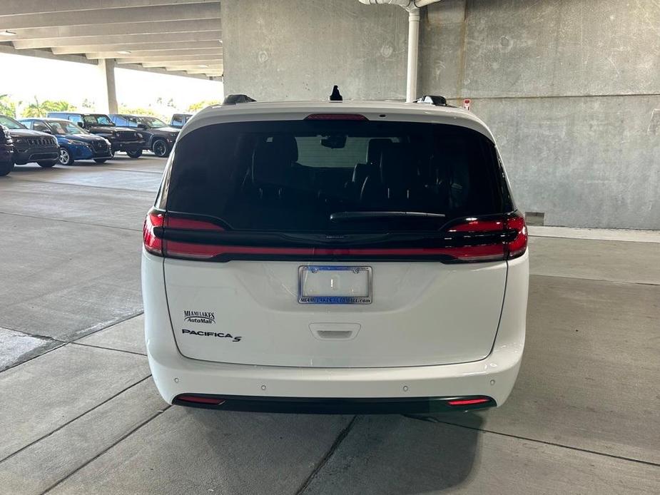 new 2024 Chrysler Pacifica car, priced at $39,554